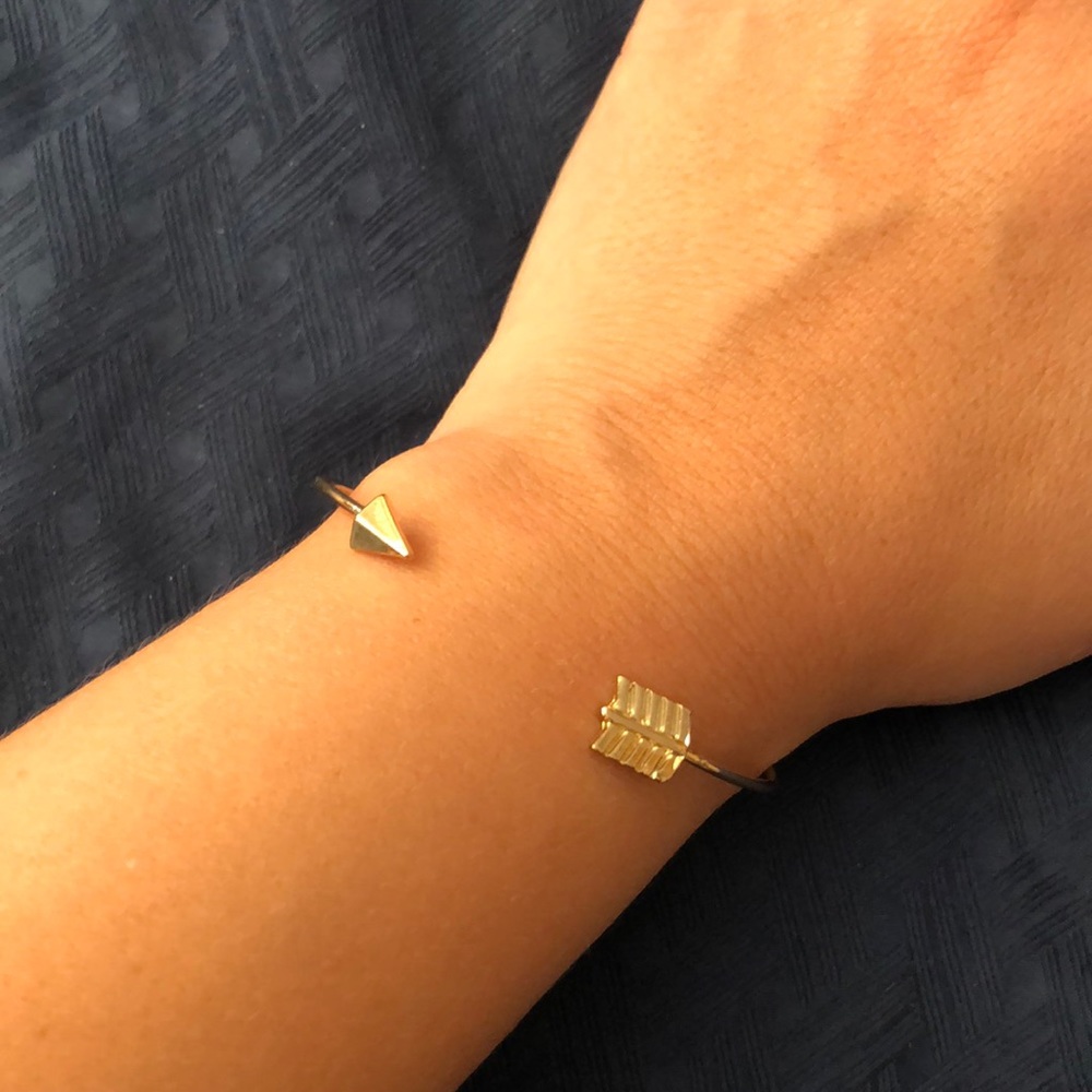 Gold toned arrow bangle bracelet, NWT, never worn